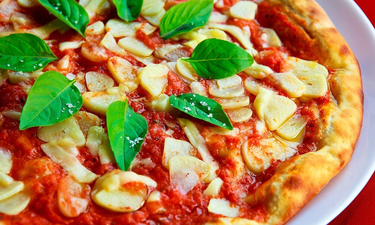 Pizza con salsa de tomate