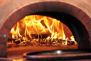 Pizzería con chimenea de leña
