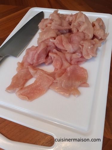 Cortar carne en una tabla de cocina