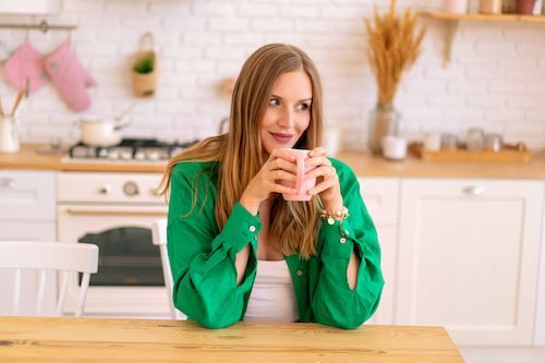 Mujer bebiendo su café después de limpiar