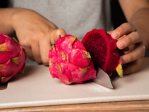 Corta una pitaya de rosa roja