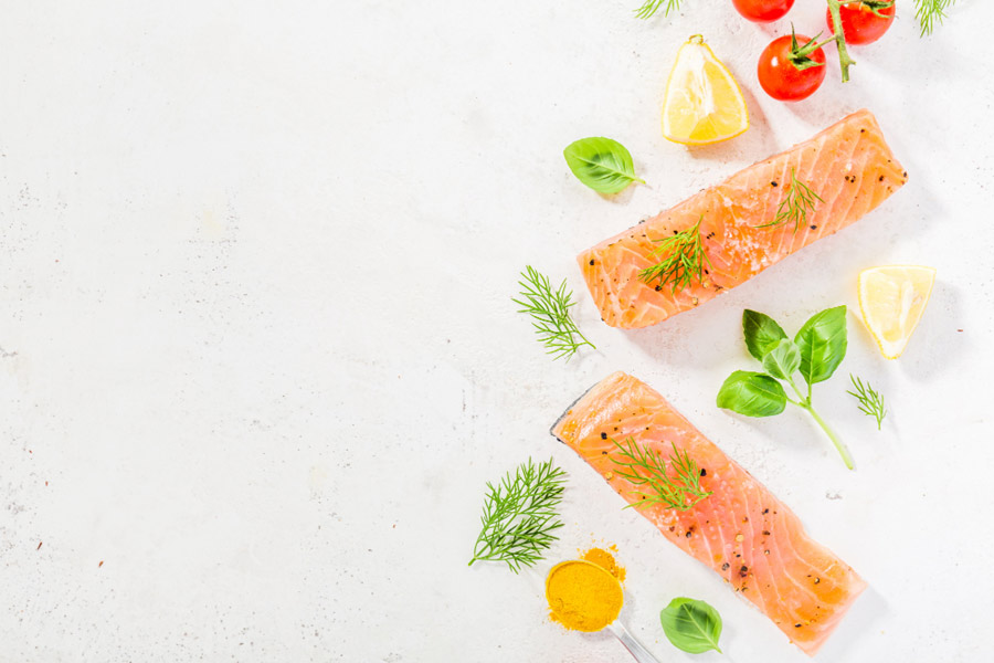 ¿Cuánta proteína contienen 170 g de salmón?