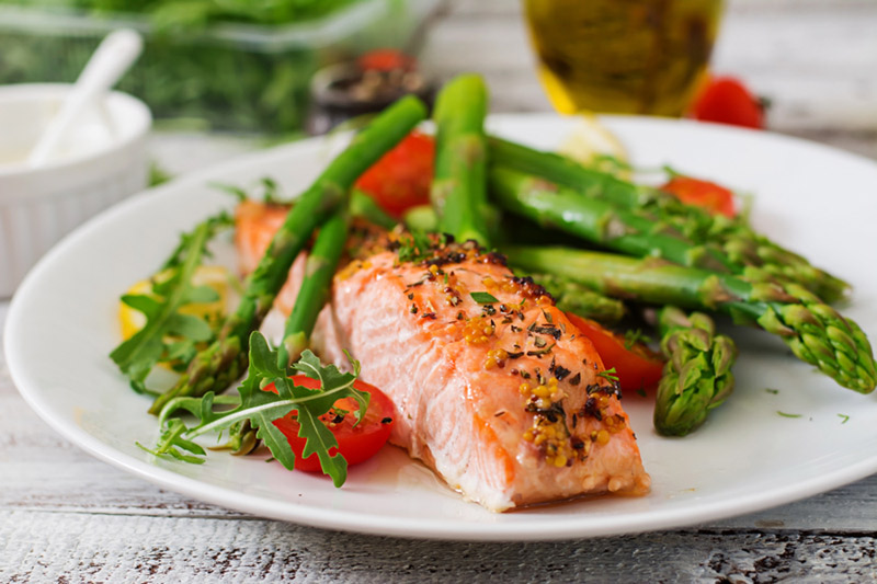¿Cuánta proteína contienen 170 g de salmón?