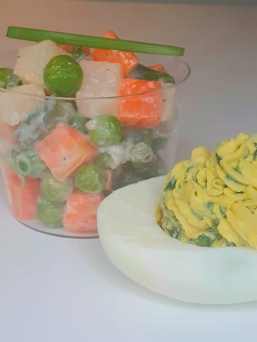 Ensalada de verduras verrine con mimosa de huevo