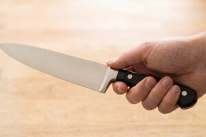 Probando manualmente el agarre de un cuchillo de chef