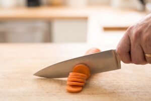 Cuchillo de chef para cortar una zanahoria