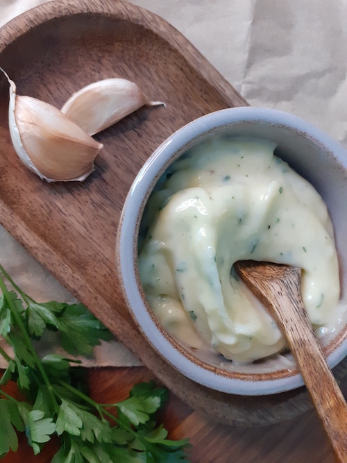 Nuestra receta de salsa de ajo y perejil: ¡una verdadera delicia!