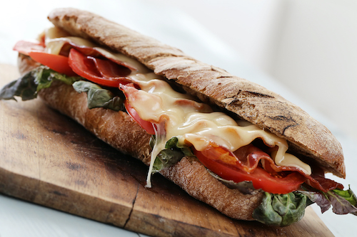 ¿Qué sándwiches van bien con la sopa de cebolla?