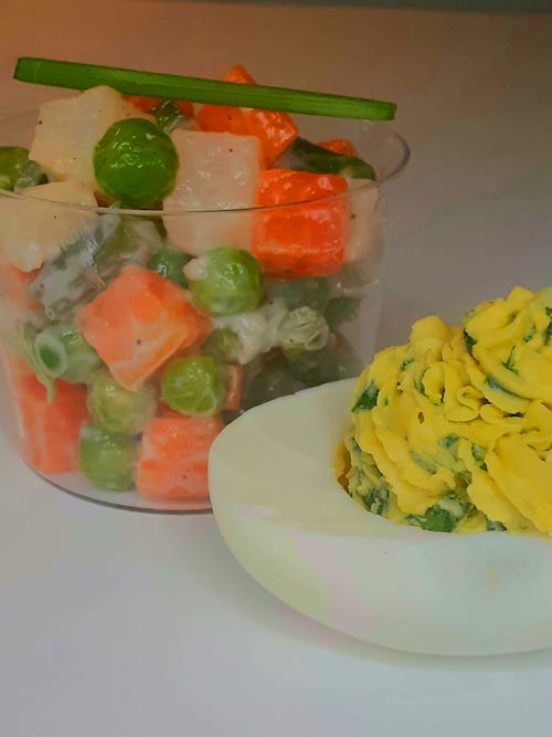 Ensalada macedonia con huevos de mimosa