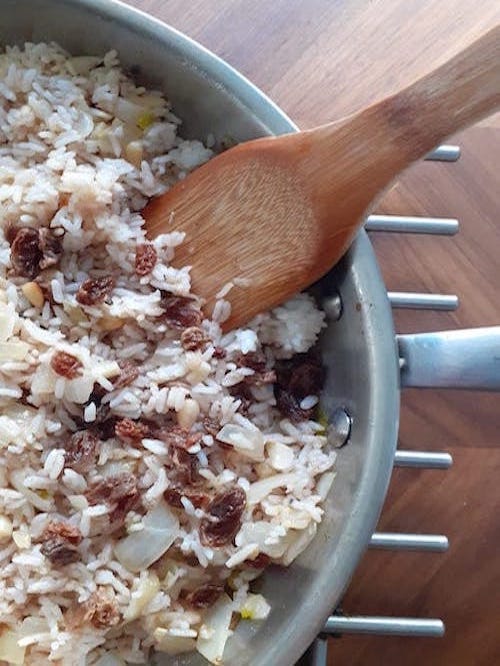Pilaf de arroz con uvas y 5 especias